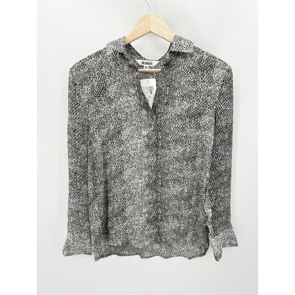 BB Dakota Top Women XS NWT‎ Taupe Grey White Born To Be Wild Button Front